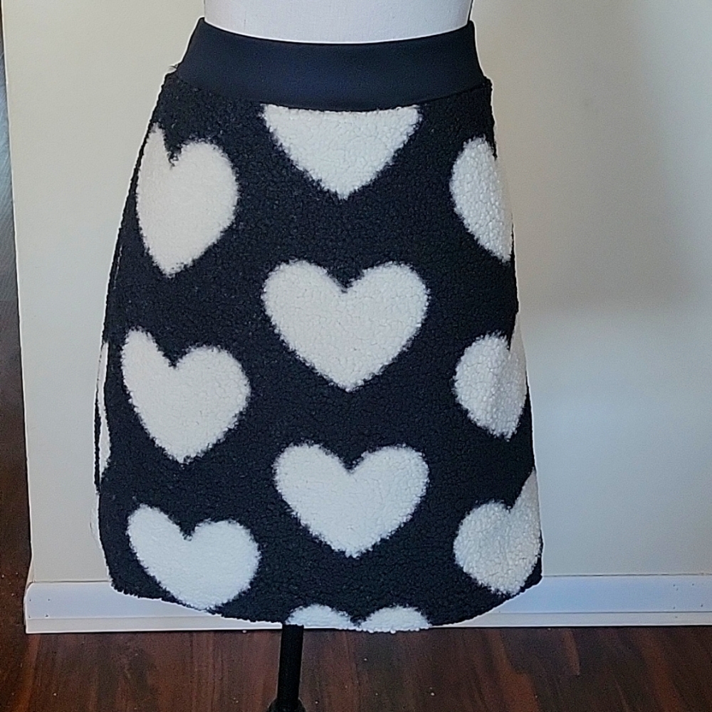 Shien 4x stretch waist fuzzy skirt black &white hearts